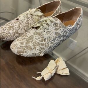 Lace shoes